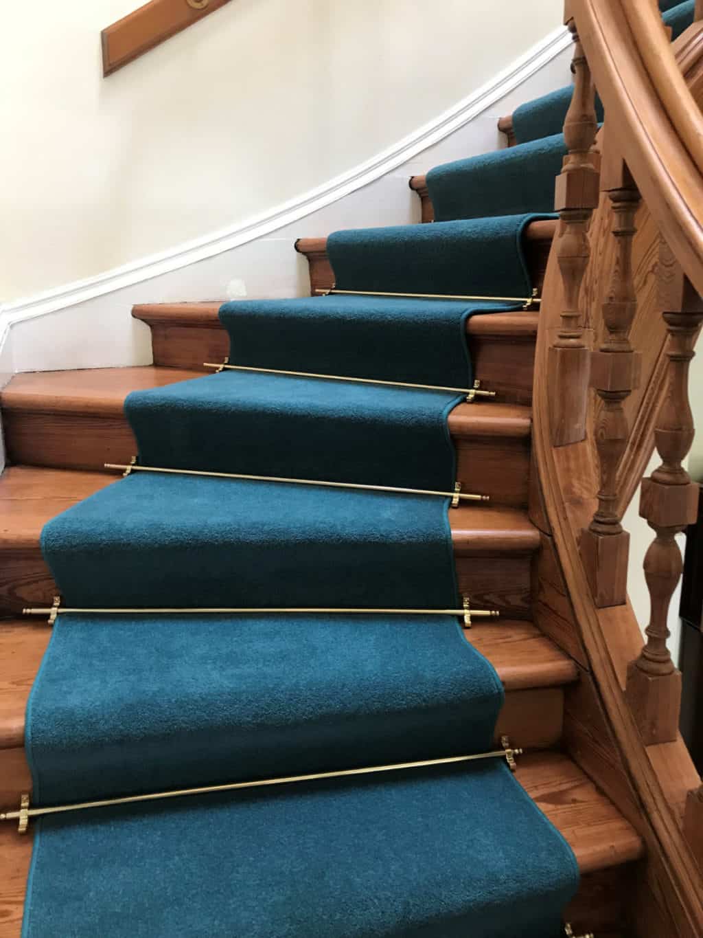 Stair carpet with rods 